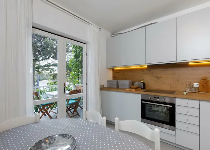 Nugal בית הארחה מאקרסקה